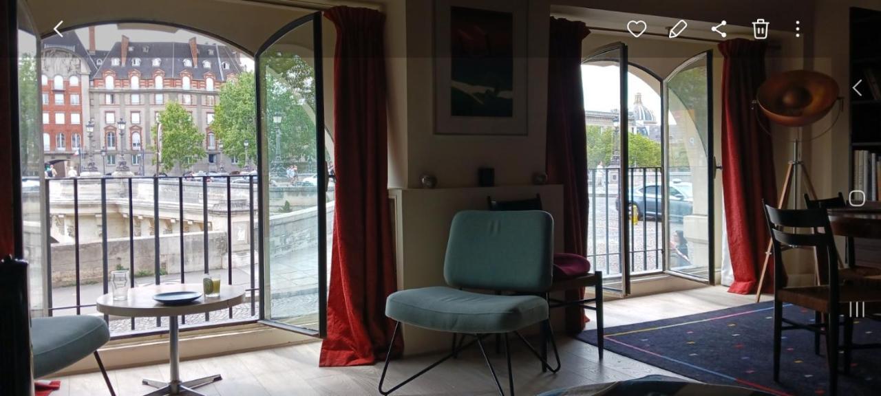 Emily In Appartement